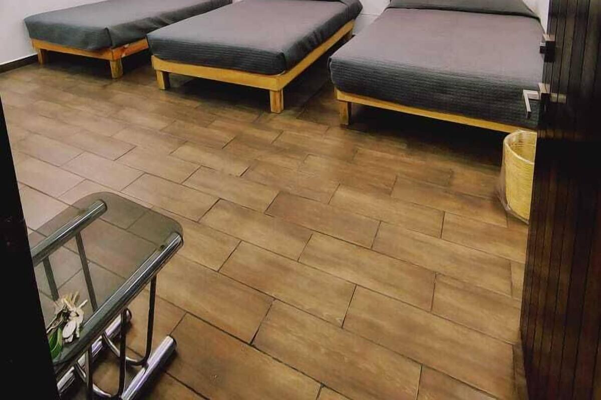 コンフォート トリプルルーム | 低刺激性寝具、羽毛の掛け布団、デスク、ノートパソコン用作業スペース