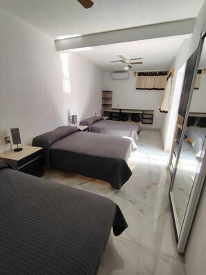 Kamar Triple Deluks | Seprai antialergi, selimut bulu angsa, dan meja kerja