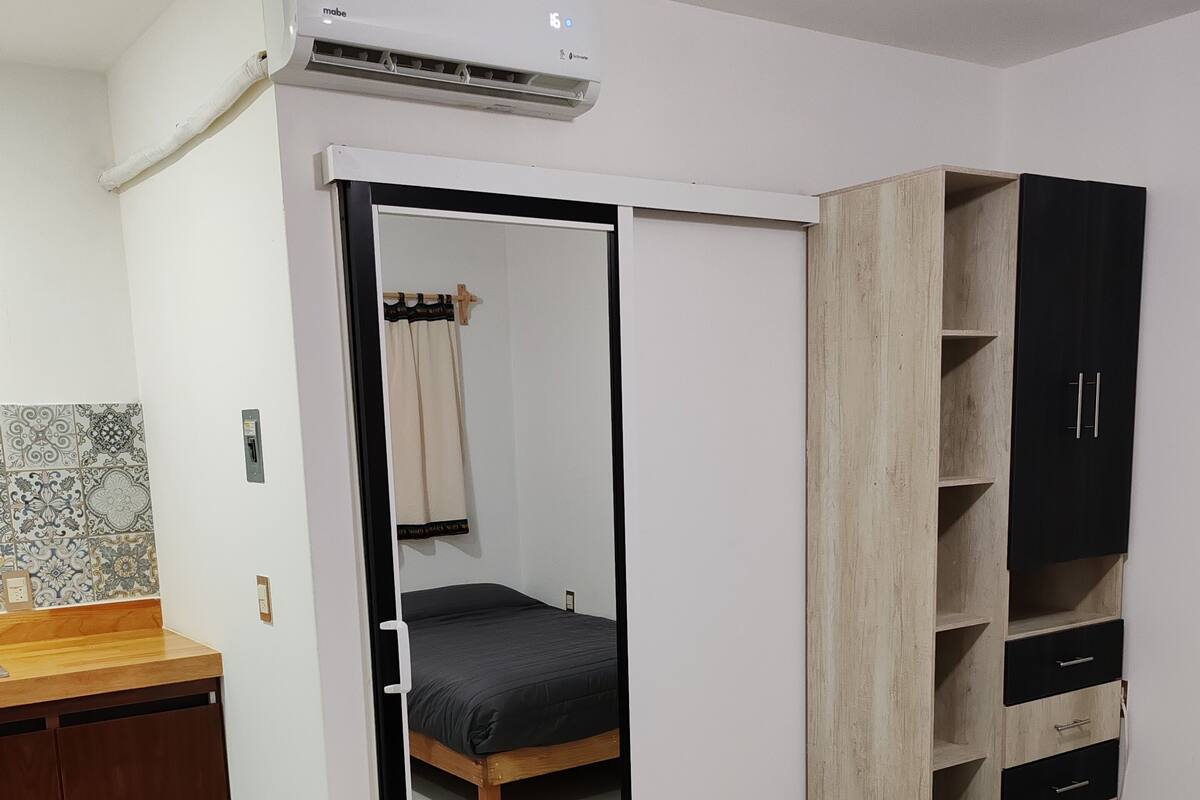 プレミアム ルーム | 低刺激性寝具、羽毛の掛け布団、デスク、ノートパソ コン用作業スペース