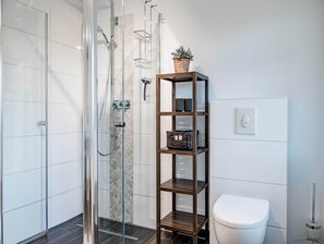 Douche, sèche-cheveux, serviettes fournies