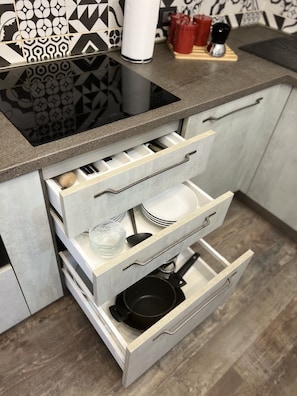 冷蔵庫、電子レンジ、オーブン、コンロ