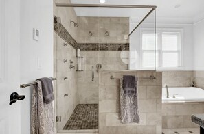 Douche, sèche-cheveux, serviettes fournies, savon