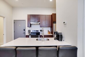 Fridge, oven, stovetop, dishwasher