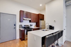 Fridge, oven, stovetop, dishwasher