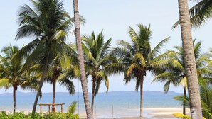 Beach nearby, white sand, beach umbrellas, beach bar - Marina Eco Hotel Praia da Fazenda  (Saubara)
