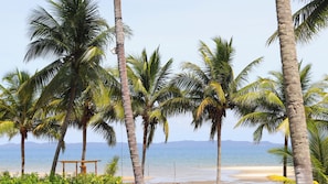 Plage, sable blanc, parasols, bar de plage