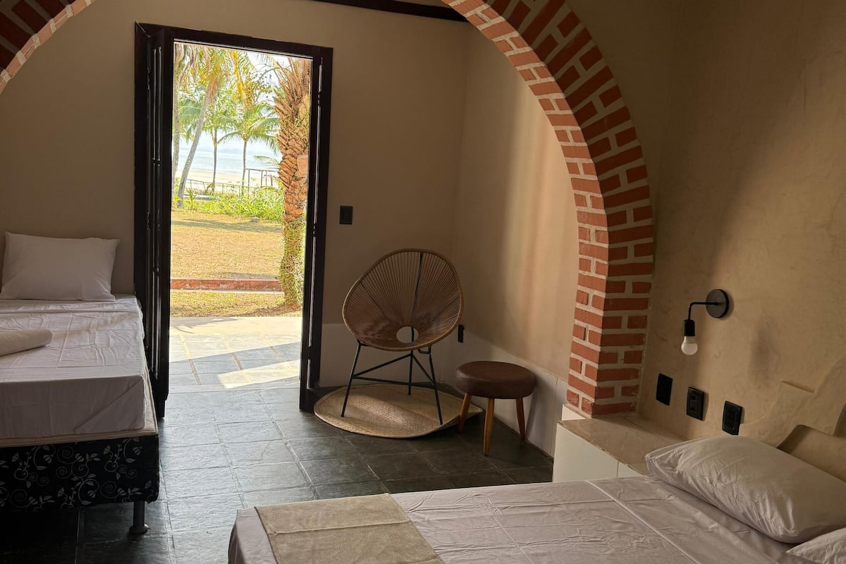 Habitación estándar, vista a la playa | Tabla de planchar con plancha, wifi gratis y ropa de cama 