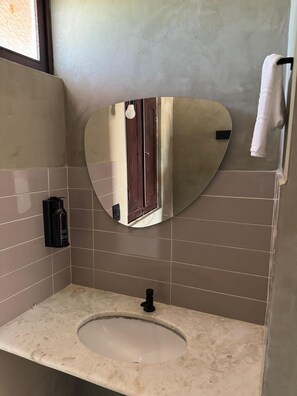 Quarto standard, vista para a praia | Banheiro | Chuveiro, chuveiro com efeito de chuva, toalhas de banho 