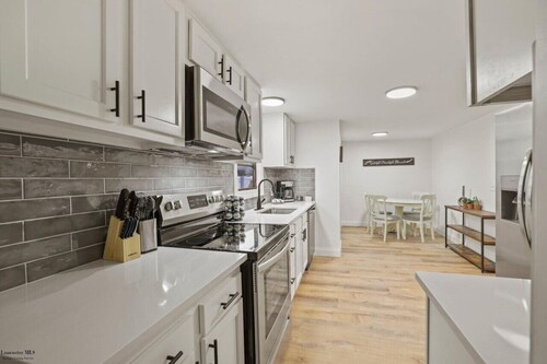 Corporate Cottage on Circle