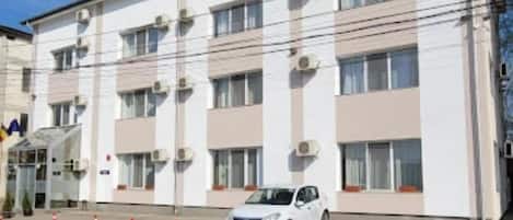 Vista frontal de la propiedad