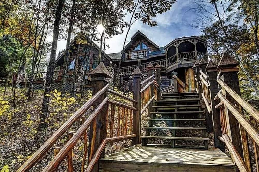 Beautiful Northwoods Getaway - Three Lakes, WI