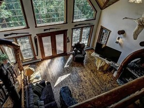 Classic Room, Multiple Bedrooms | Living area | 46-inch LCD TV with digital channels, fireplace, Netflix