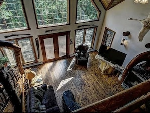 Classic Room, Multiple Bedrooms | Living area | 46-inch LCD TV with digital channels, fireplace, Netflix