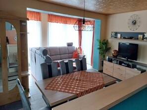 Fernseher, DVD-Player, Tischfußball, Tischtennisplatte