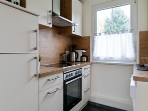 Kylskåp, ugn, diskmaskin och kaffe- och tebryggare