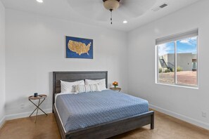 4 عدّ ة غرف نوم ومكتب ومكواة/لوح كي وسرير سفر