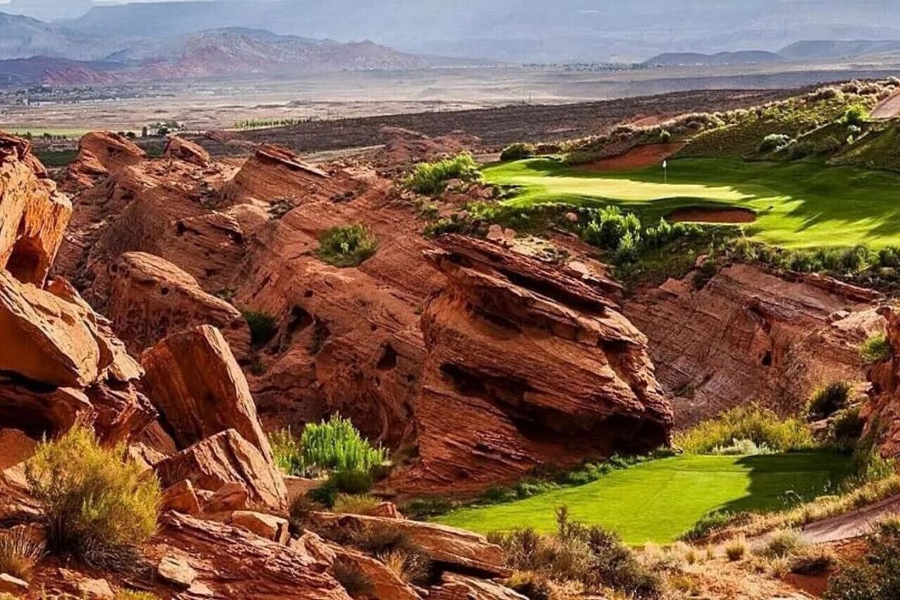 Un paysage rocheux avec un terrain de golf.
