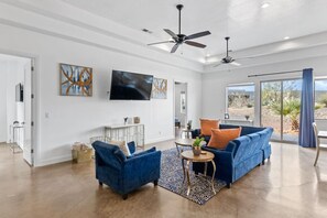 Een smart-tv en tafelvoetbal