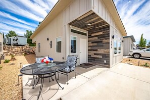 Outdoor dining - Blackrock Bungalow Your Escape in Southern Utah (Hurricane)