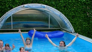 Piscina com área coberta e escorrega.