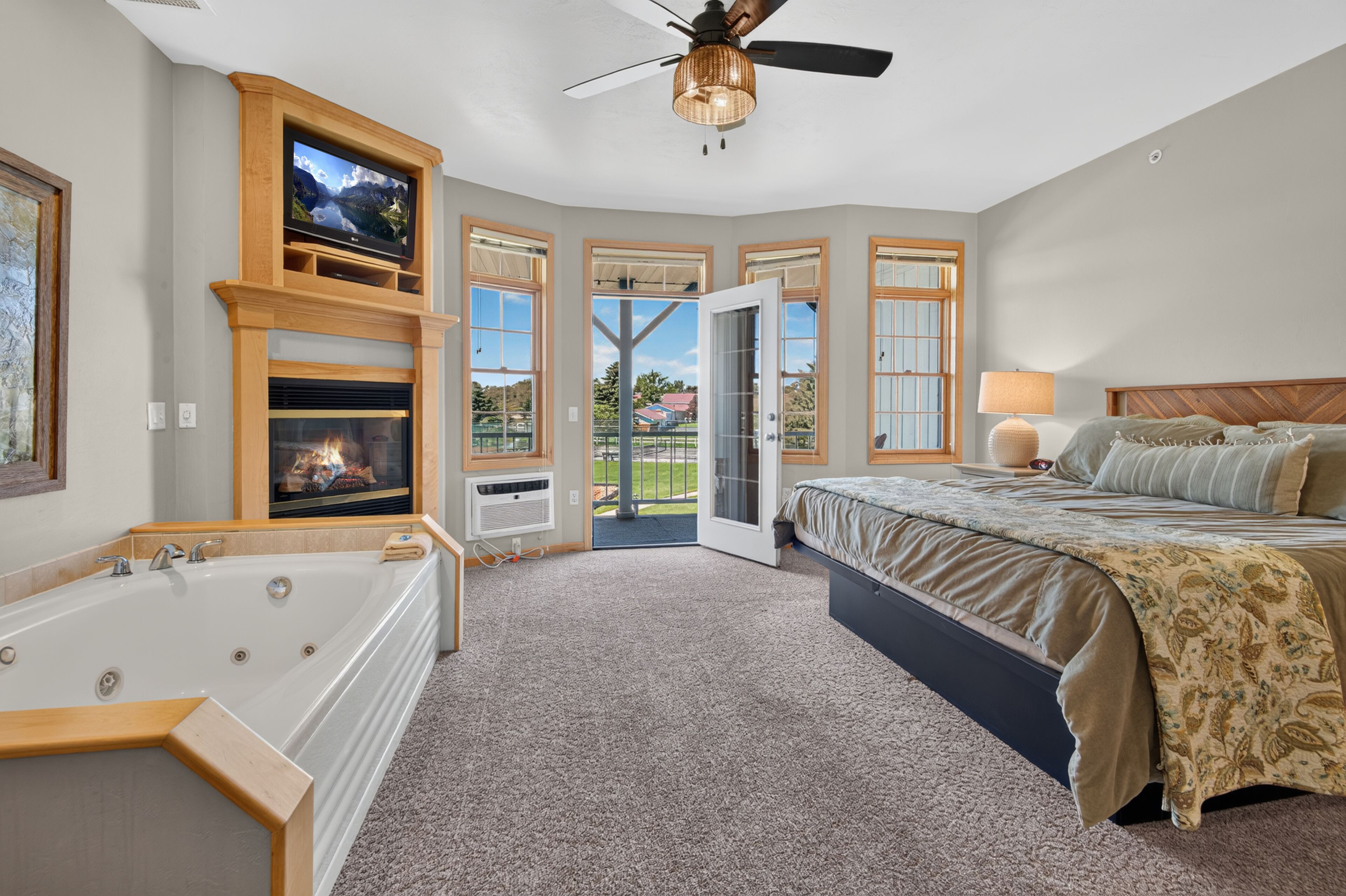 Deluxe Suite | Individually furnished, iron/ironing board, free WiFi, bed sheets