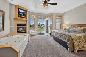 Deluxe Suite | Iron/ironing board (on request), WiFi (free), individually furnished