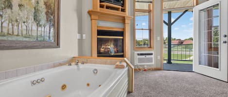 Deluxe-suite | Opholdsområde | 32-tommers LED-tv med kabelkanaler, dvd-afspiller