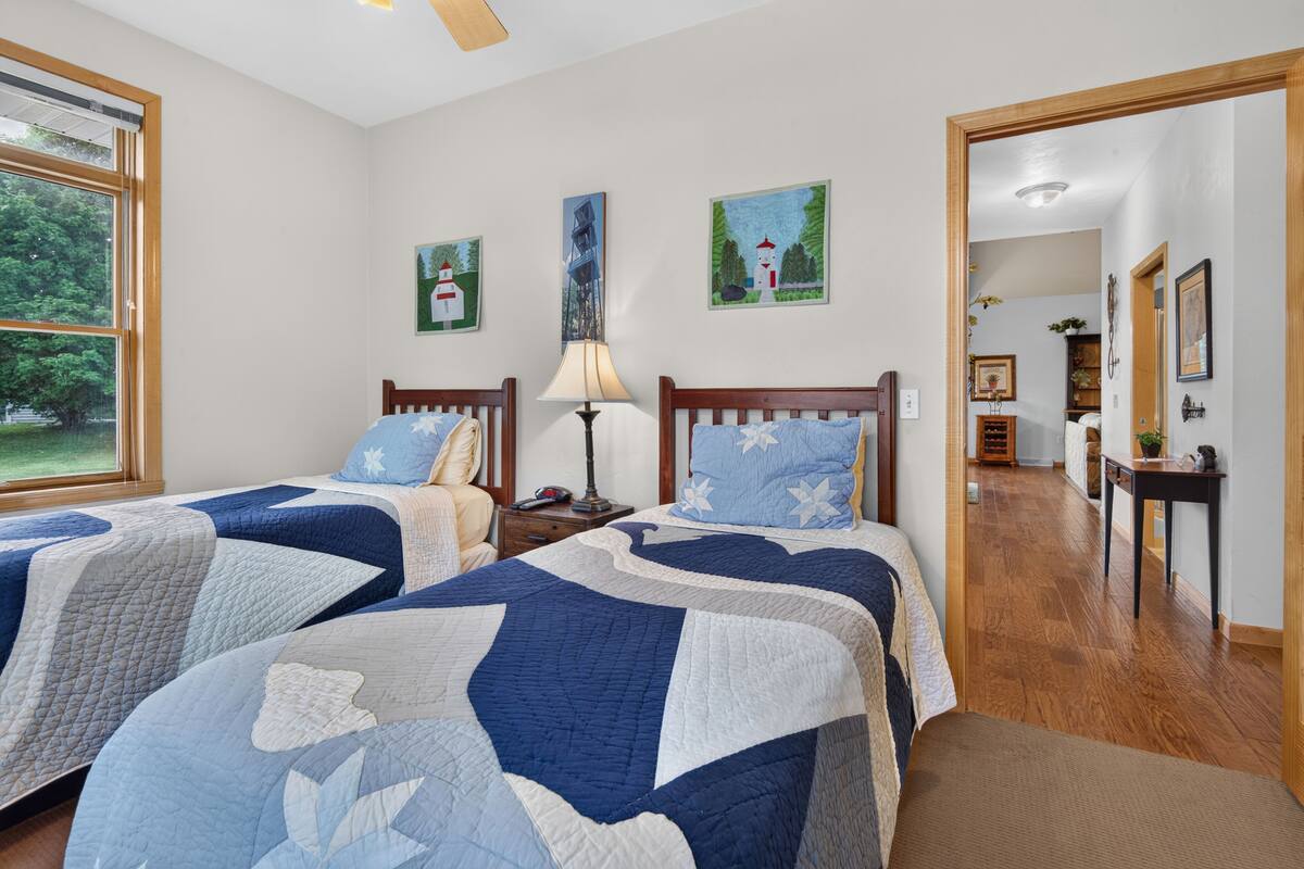 Condo de lujo | Tabla de planchar con plancha, wifi gratis y muebles diferentes 
