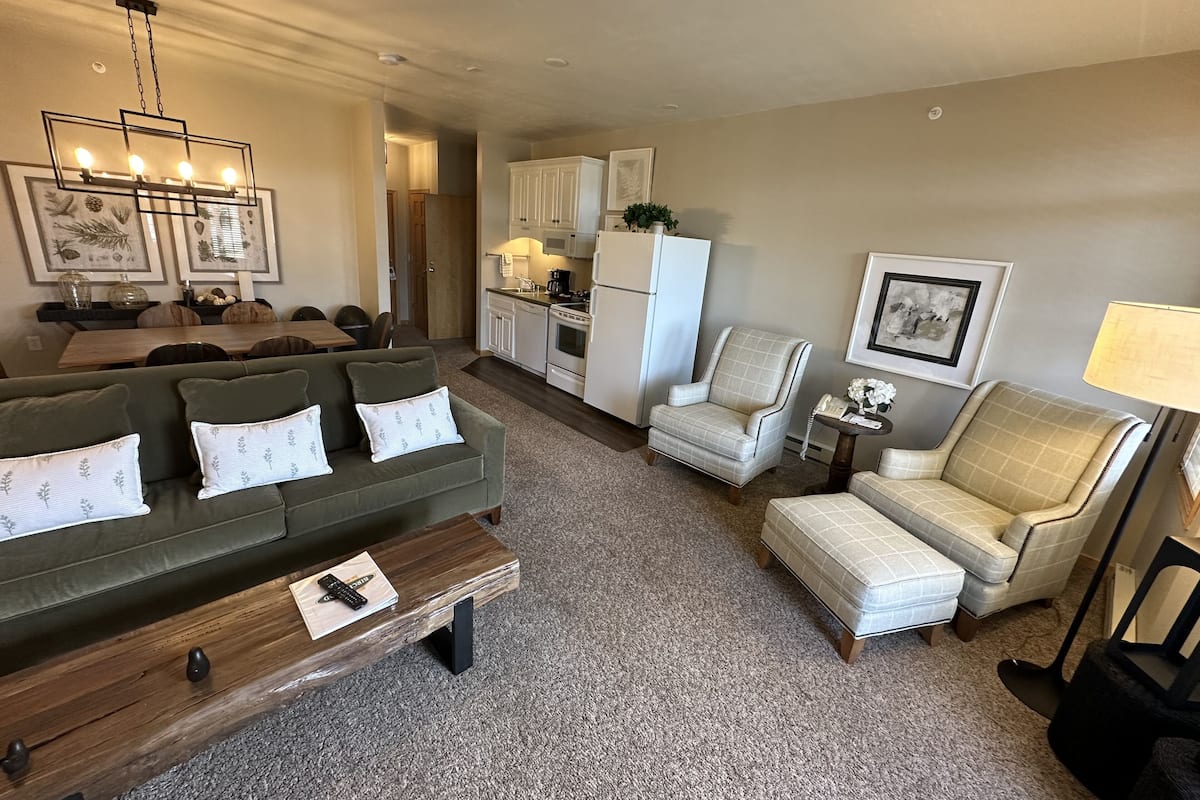 Suite Deluxe | 1 camera, con arredamento individuale, ferro/asse da stiro