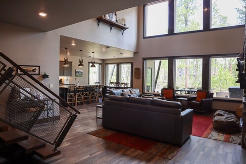 Blackwoods Retreat in Powder House Pass w/Hot tub and game room sleeps 16+