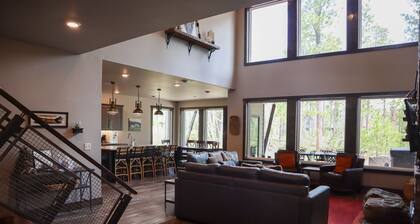 Blackwoods Retreat in Powder House Pass w/Hot tub and game room sleeps 16+