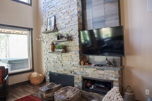 Smart TV, caminetto, tavolo da ping pong