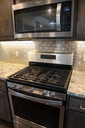 Geladeira, micro-ondas, fogão, cooktop