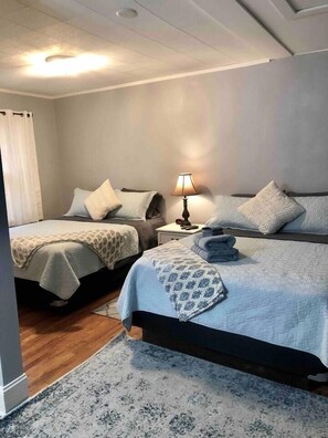 2 bedrooms, free WiFi, bed sheets - Cozy hideaway on Main, Farmhouse Unit (Deadwood)