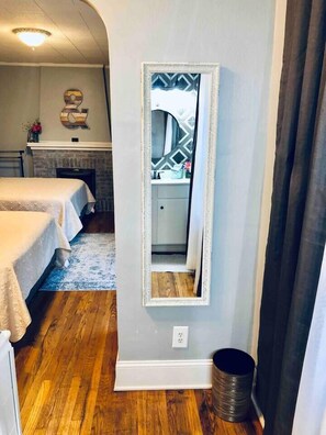 2 bedrooms, free WiFi, bed sheets - Cozy hideaway on Main, Farmhouse Unit (Deadwood)