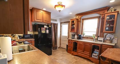 Historic Creekside Home Dwtn Deadwood w/ Hot Tub