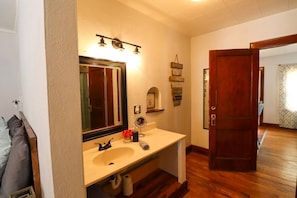 Shower, hair dryer, towels - Peaceful Hideaway on Main, BH Adventure Unit (Deadwood)