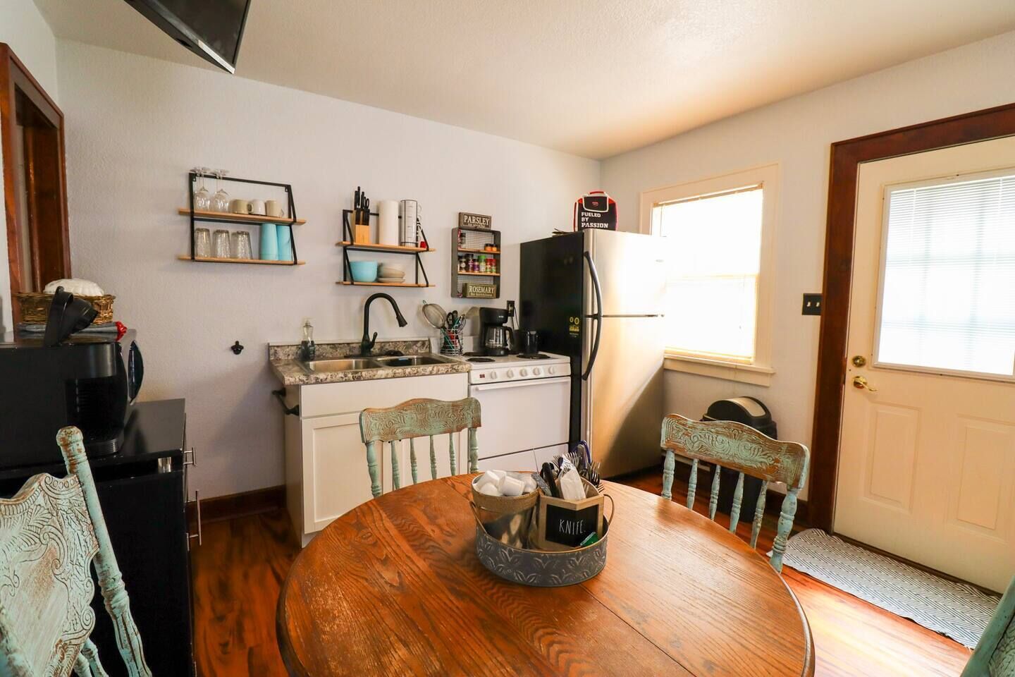 Geladeira, micro-ondas, fogão, cooktop