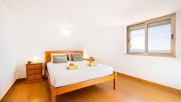 4 bedrooms, cribs/infant beds