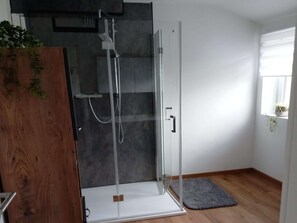 Dusche, Haartrockner, Handtücher