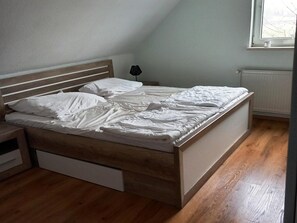 3 slaapkamers, een strijkplank/strijkijzer, wifi