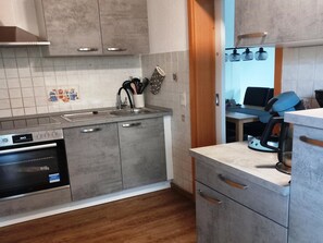 Een koelkast, een microgolfoven, een oven, een kookplaat