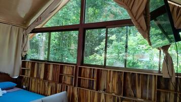 Soundproofing, free WiFi, bed sheets