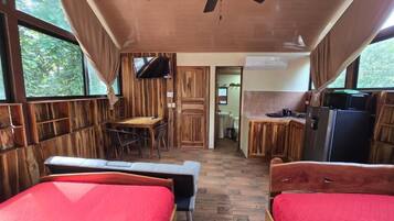 8 dormitoris, habitacions insonoritzades, wifi gratuïta i roba de llit