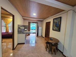 Fridge, microwave, stovetop, cookware/dishes/utensils - Cool Waters Jungle Villas (Bahía Ballena)