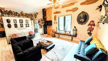 Smart TV, books, stereo