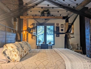 1 bedroom, iron/ironing board, free WiFi, bed sheets - Cozy AF Gothic Rose Gallery. Sleeps 4 with I pull out queen size bed. (Tampa)