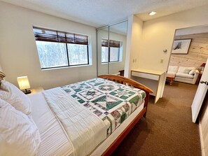 4 室のベッドルーム、WiFi (無料)、ベッドシーツ