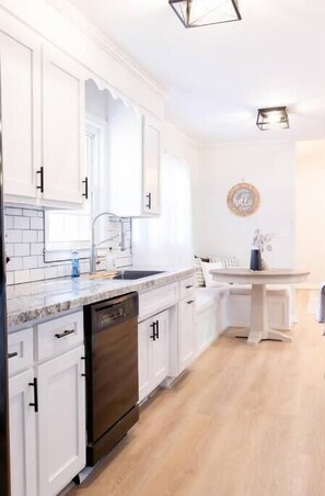 Mikrowelle, Ofen, Herdplatte, Geschirrspüler