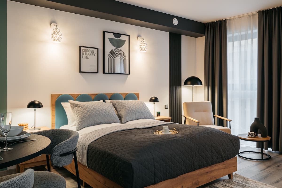 1 habitación, decoración personalizada, muebles diferentes y escritorio